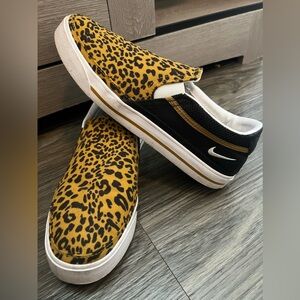 Size 8 Nike Women Court Legacy